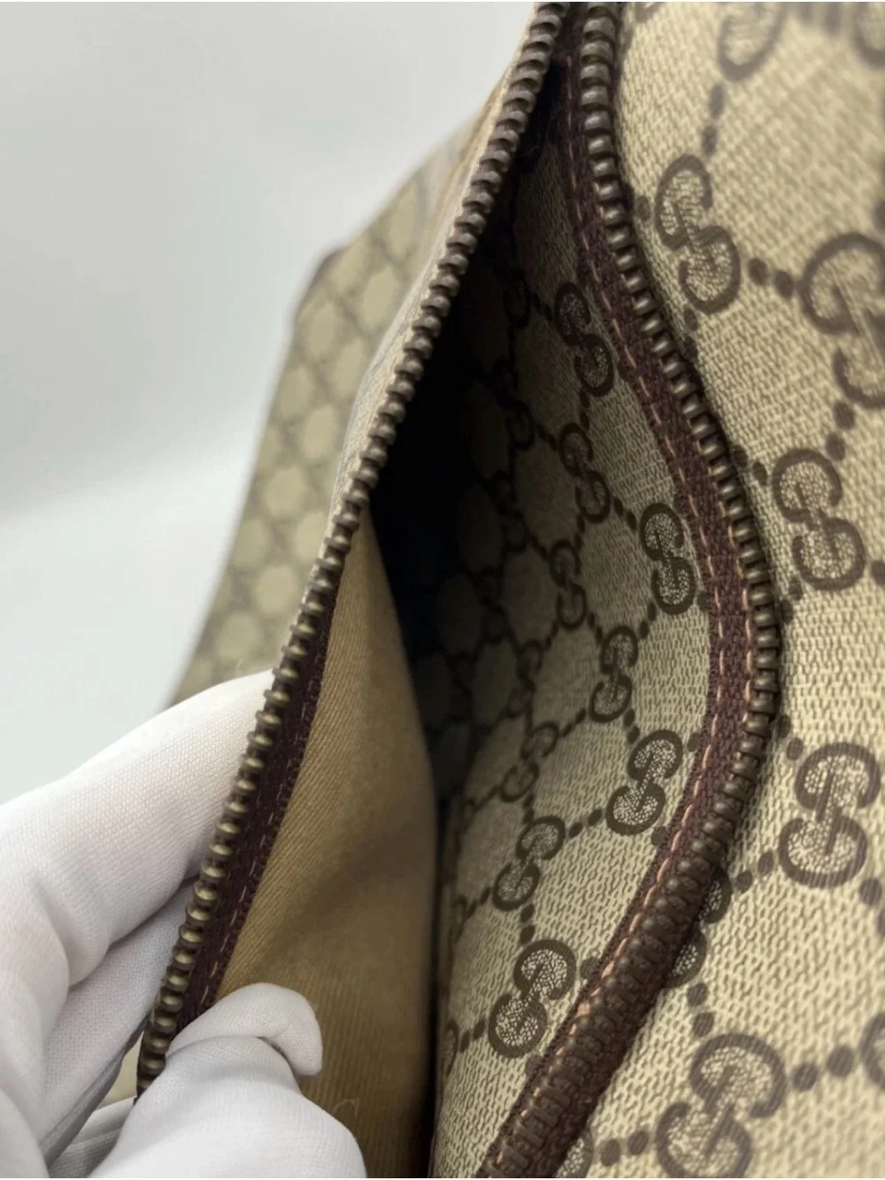 Authentic Gucci Beige GG Supreme Canvas Tote with Green and Red Strap. - Picture 5 of 9